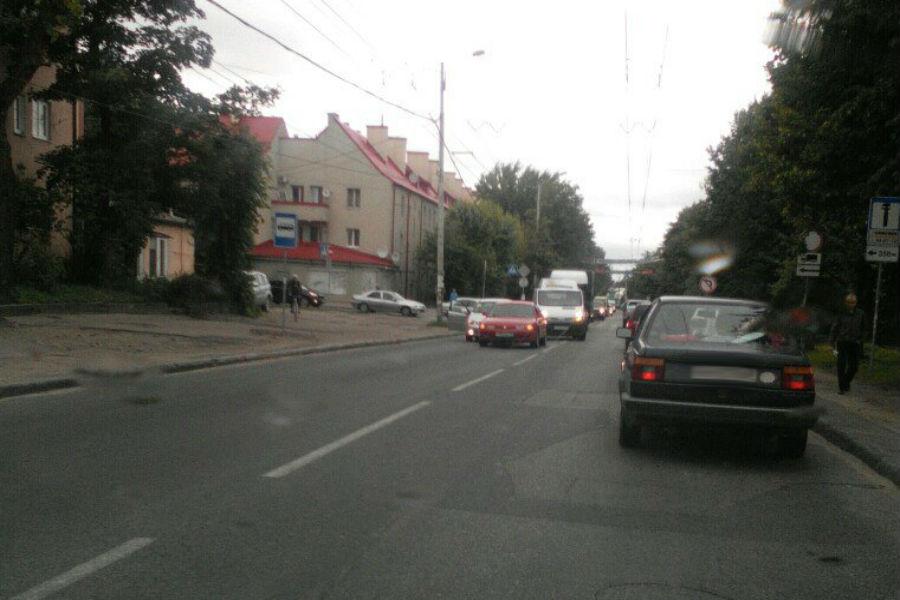 Движение по улице Дзержинского затруднено из-за ДТП (фото)