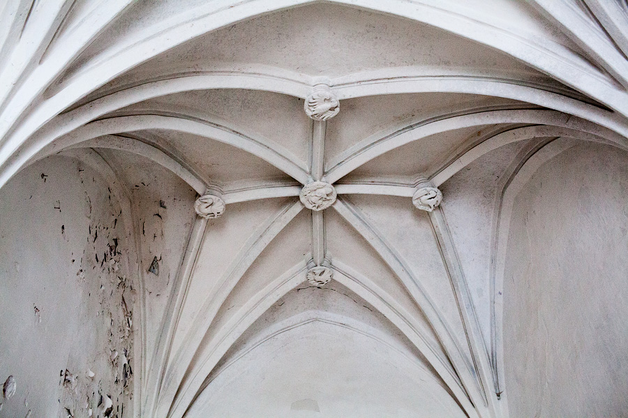 «У нас здесь не Алькатрас»: как сегодня выглядит замок Тапиау и что ждёт бывшую тюрьму (фото)