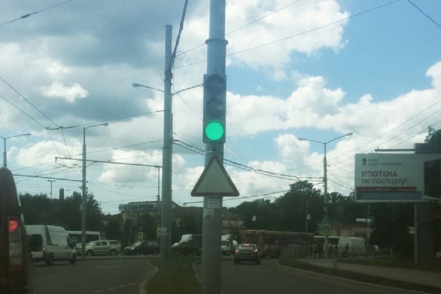 У кольца на пл. Василевского установили новый светофор (фото)