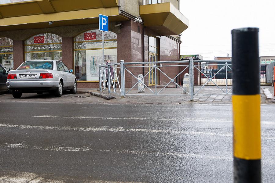 На улице Гаражной в Калининграде ликвидировали пешеходный переход к ТЦ «Пассаж»