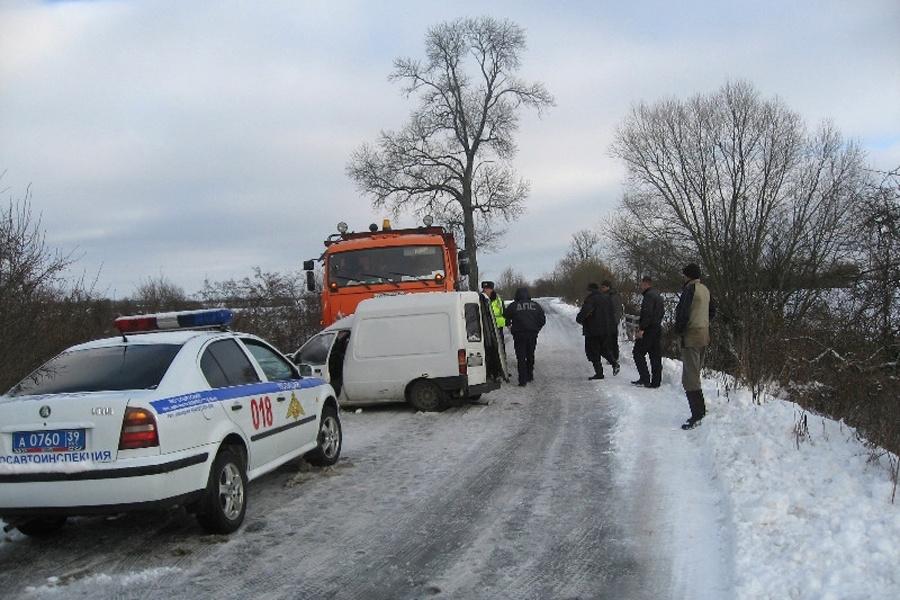 В Славском районе «Форд» врезался в снегоуборочный «КАМАЗ» на встречной (фото)