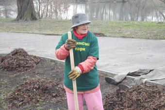 Активисты с Ялтинской высадили возле места вырубки 8 деревьев