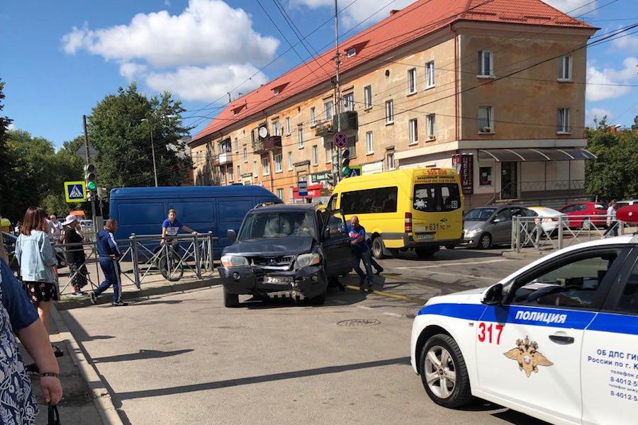 «Все идут пешком»: движение по Батальной блокировано из-за аварии (фото)