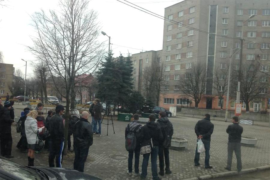 Полиция оцепила перекресток улиц Киевская и П. Морозова, взрывотехники ищут бомбу (+фото)