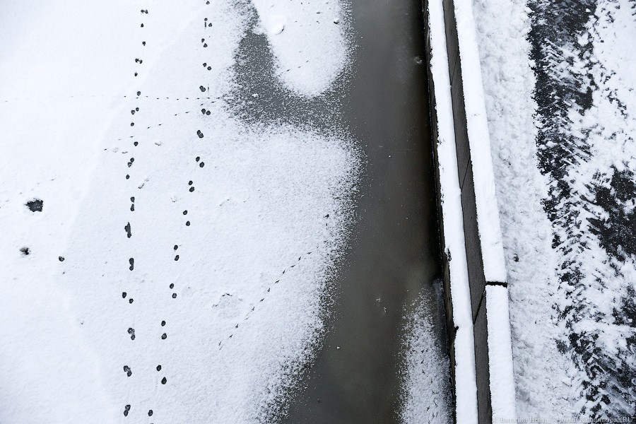 СК: провалившегося под лед ребенка пытался спасти прохожий, но не смог