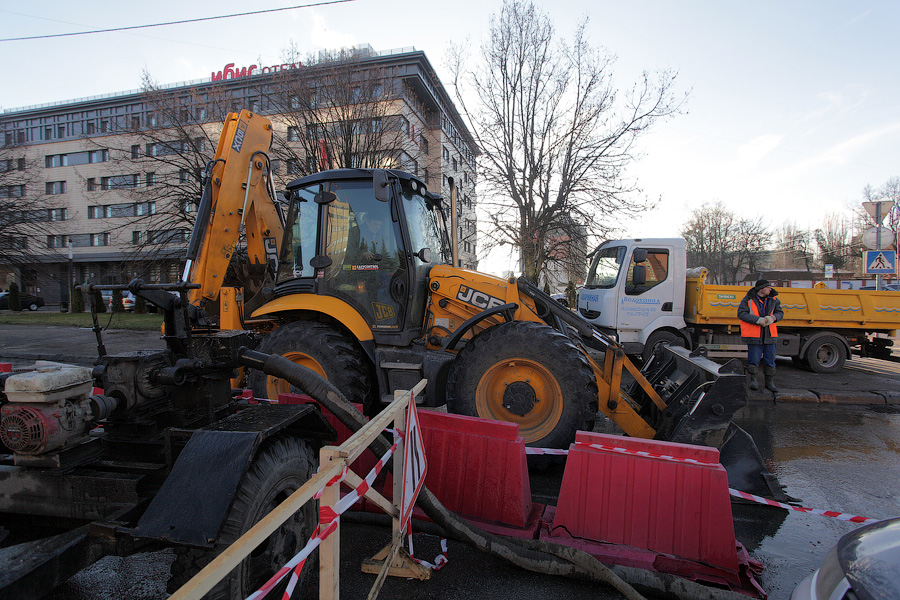 Московскому труба: что случилось на одной из главных дорог города (фото)