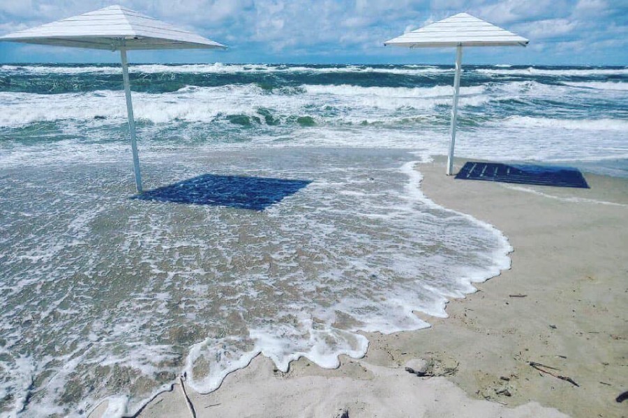 Пляж с «Голубым флагом» в Янтарном размыло, оборудование пришлось спасать (фото)