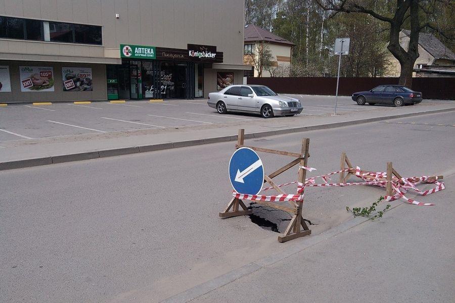 Отремонтированная дорога в пос. Космодемьянского провалилась в трех местах (фото)