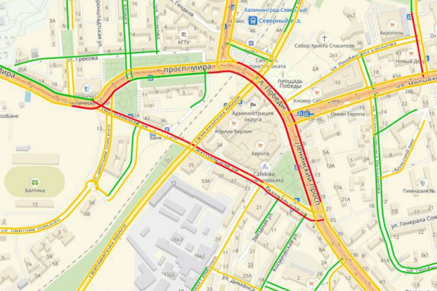 На Ленинском проспекте столкнулись два авто и сломался автобус