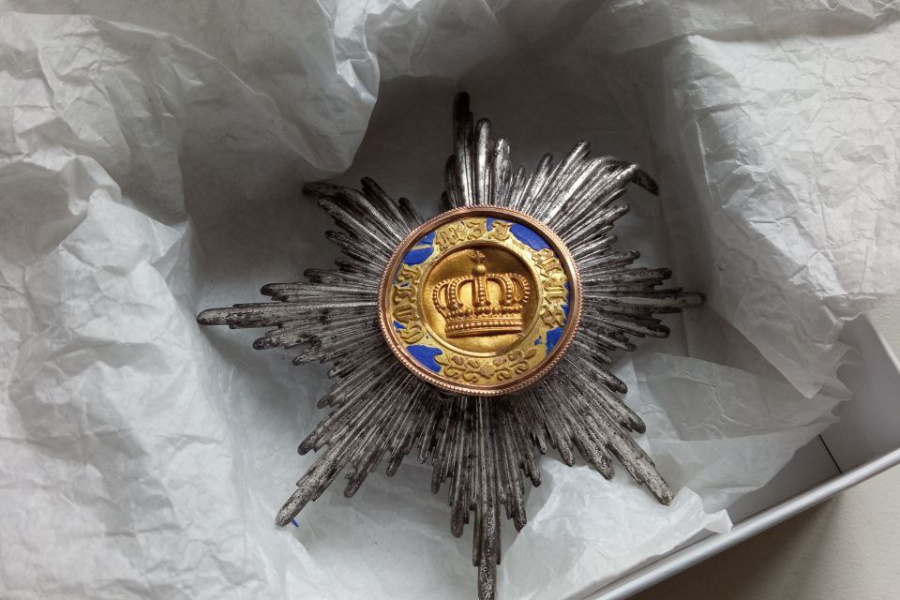 Калининградец передал в музей найденную на огороде звезду ордена Короны (фото)
