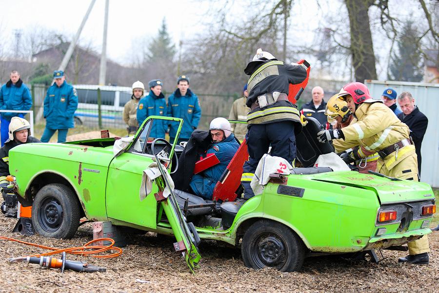 Из железного плена: МЧС отработали навыки спасения водителей при ДТП