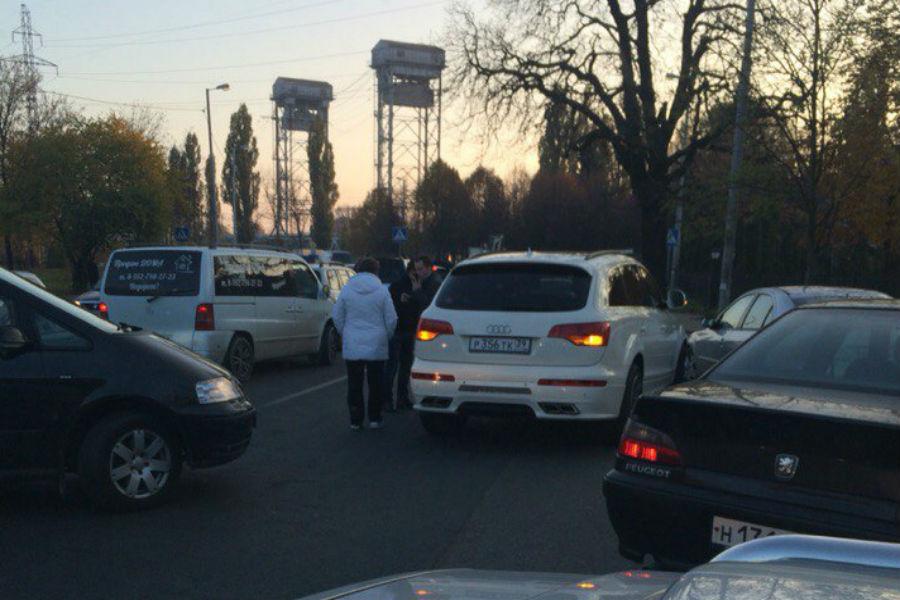 Из-за аварии на улице Буткова в Калининграде собирается большая пробка (фото)