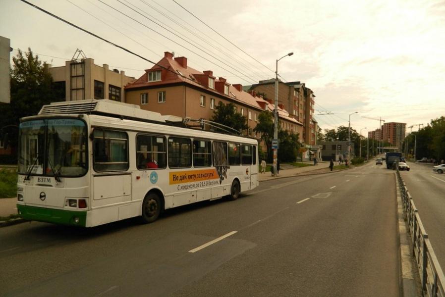 В Калининграде из-за резкого торможения пассажирка троллейбуса сломала ногу (фото)