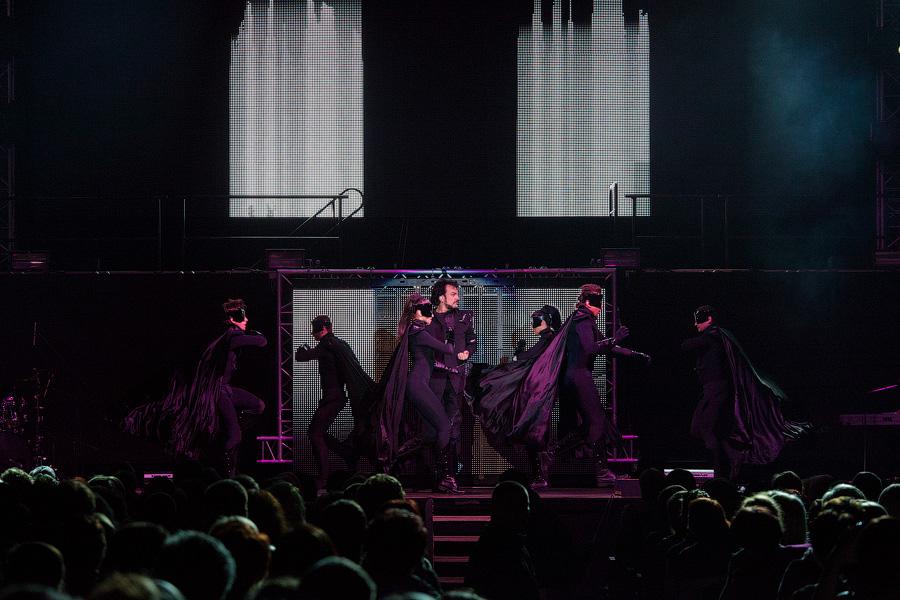 «И тут я, весь в белом»: фоторепортаж с концерта Филиппа Киркорова