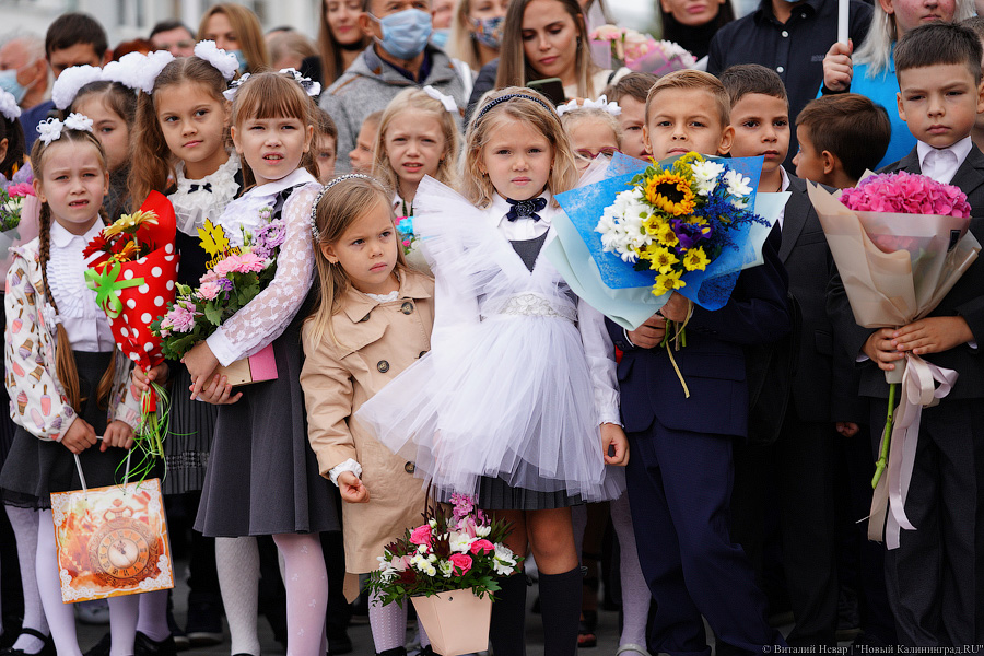 Серьёзное дело: как прошла первая линейка в самой новой школе Калининграда
