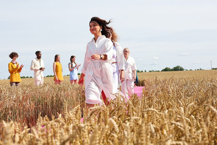 Один в поле — дизайнер: на Дне поля прошёл модный показ в колосьях (фото)