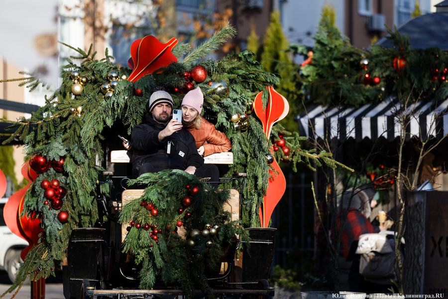 В кокошнике и с семьёй: в Зеленоградске проходит новогодний фотоконкурс