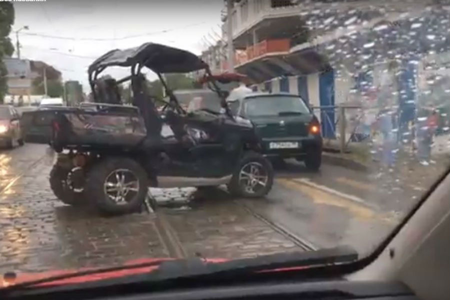 Очевидцы: на ул. 9 Апреля в Калининграде мотовездеход столкнулся с «Пежо» (фото)