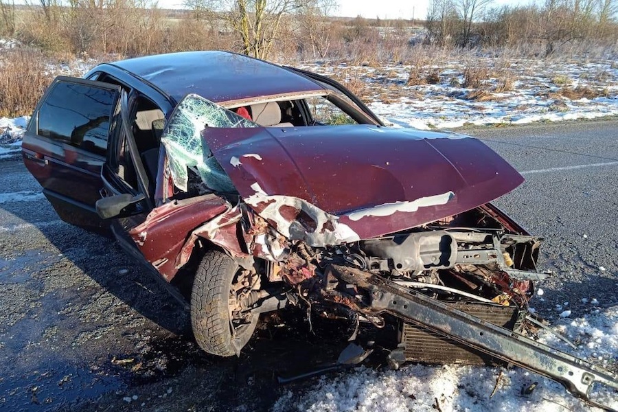 Под Славском «Фольксваген» влетел в дерево на повороте, пассажир в больнице (фото)