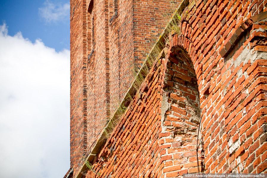 Заваренный вход и ажурные решетки: судьба кирхи в Знаменске после консервации