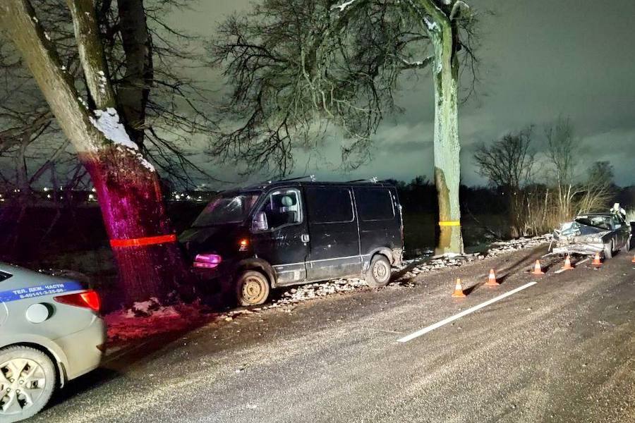 В Черняховске микроавтобус влетел в остановившийся «Опель», пострадали трое (фото)