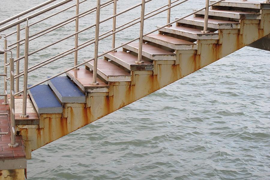 Фонари с зеленоградского променада унесло в море порывами ветра (фото)