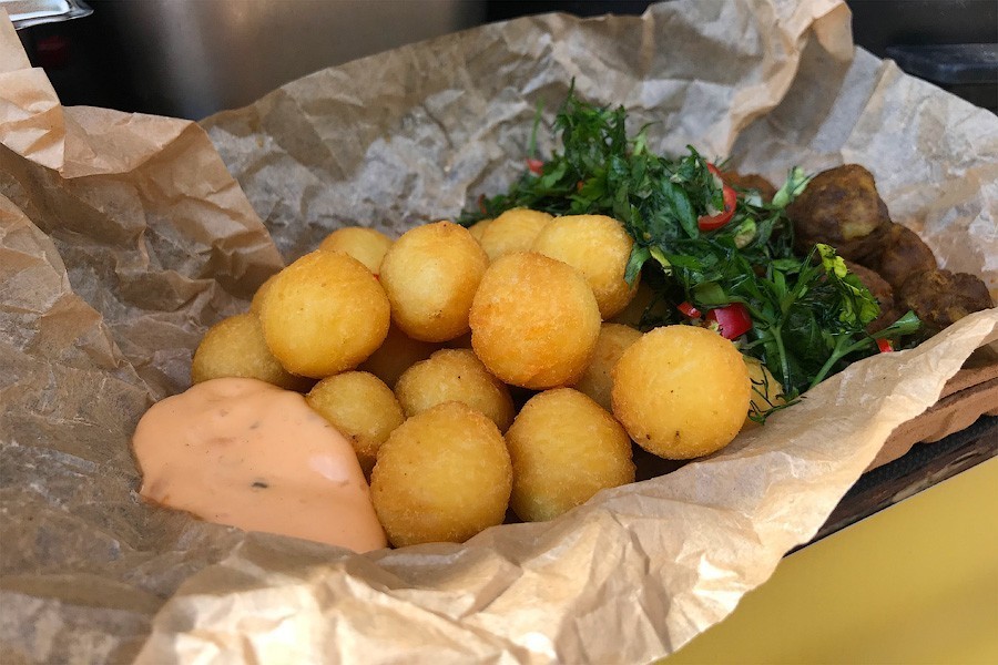 На острове Канта проходит городской пикник. Рассказываем, что успели попробовать