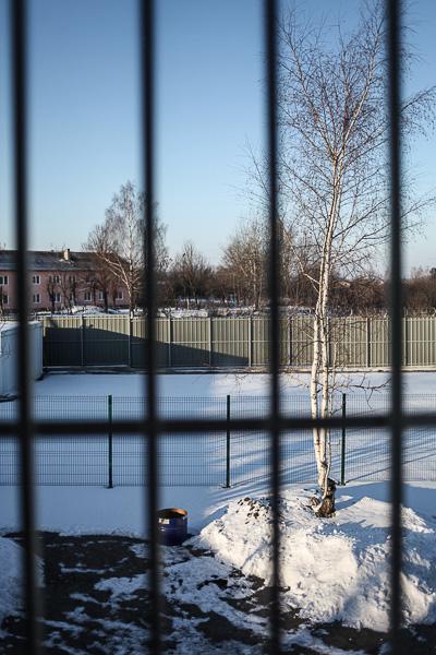 Уют за колючей проволокой: что ждет иностранцев, попавших в миграционный центр