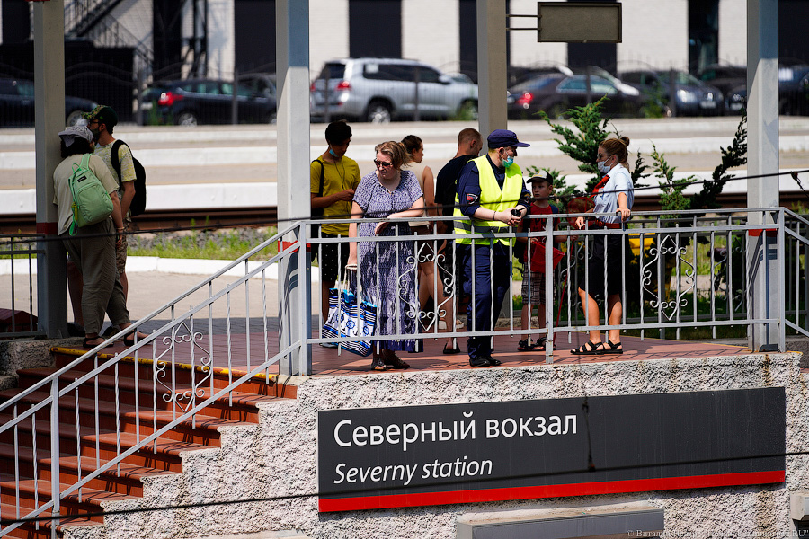 Не для слабаков: желающие уехать к морю штурмуют электрички и автобусы