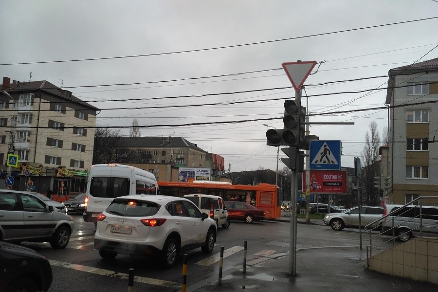 На перекрестке Горького-Озерова возник транспортный коллапс из-за неработающего светофора (фото)