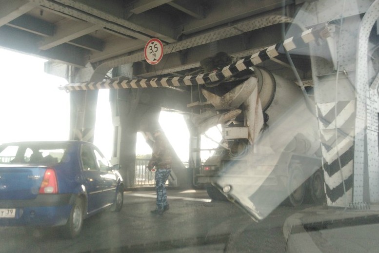 На двухъярусном мосту застряла бетономешалка, движение перекрыто (фото)