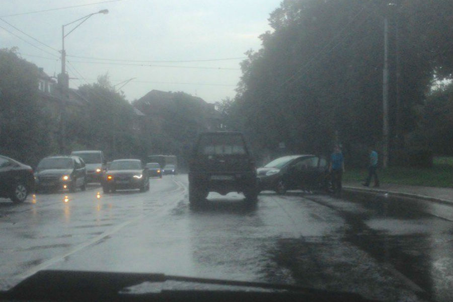 На проспекте Победы авто вылетело на «встречку» после ДТП (фото)
