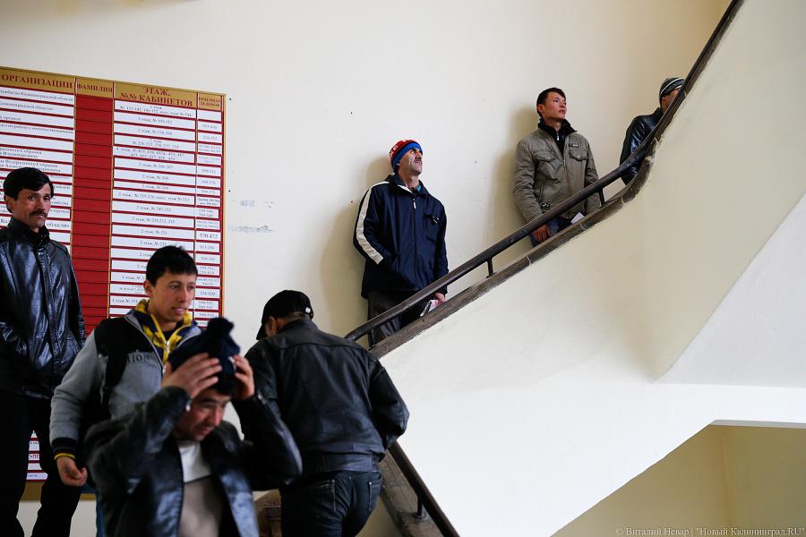«За 1,5 тысячи — быстрее»: мигранты за сутки занимают очередь в УФМС (фото)