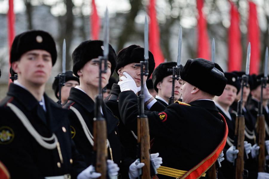 «И снова победа»: возложение венков и цветов на мемориале 1200 воинам-гвардейцам 