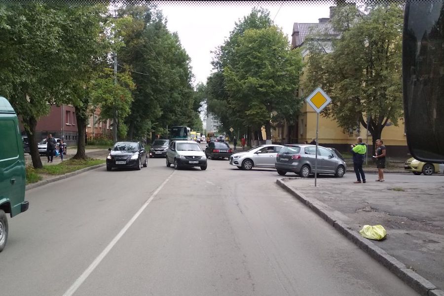 Участники ДТП парализовали движение на Батальной (фото)