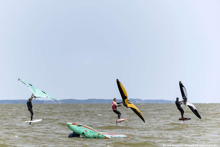 По воде против ветра: на Куршском заливе соревновались под кайтом и с крылом (фото)