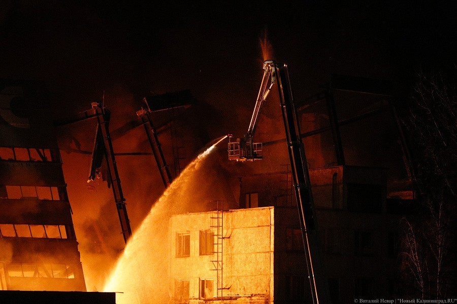 «Цепрусс» в огне: в Калининграде горело заброшенное здание завода (фото)