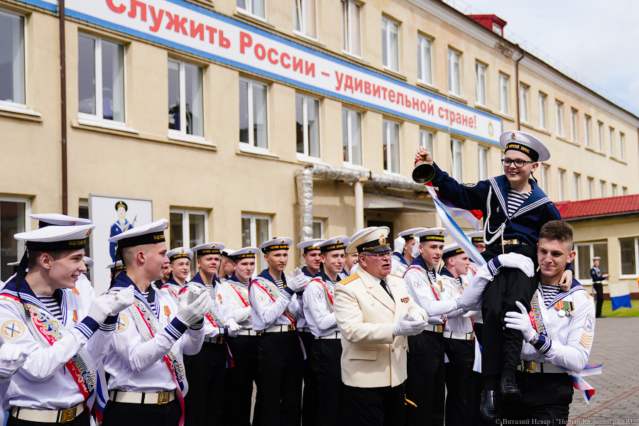 Вальс и дистанция: «Последний звонок» в калининградском кадетском корпусе (фото)
