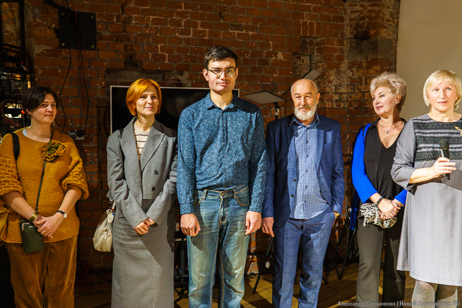 «О чем молчат деревья»: в Воротах открылась выставка, воспевающая придорожные аллеи (фото)