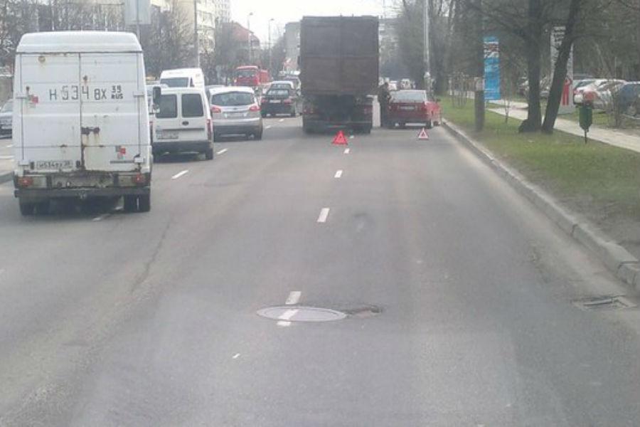 На Моспроспекте в Калининграде столкнулись грузовик и легковушка (фото)