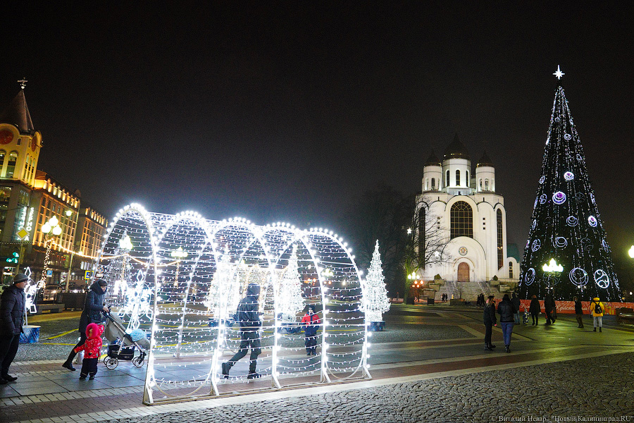 Калининград тоже украсили к Новому году. Сможете определить, где лучше? (фото)
