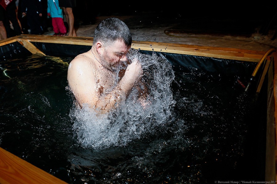 Окунулся, перекрестился: как прошли Крещенские купания в Калининграде (фото)