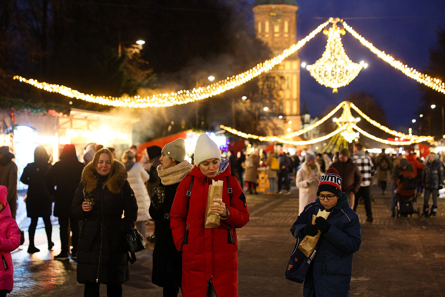 Гастрономическая шаурма и другие: на острове Канта открылась новогодняя ярмарка (фото)