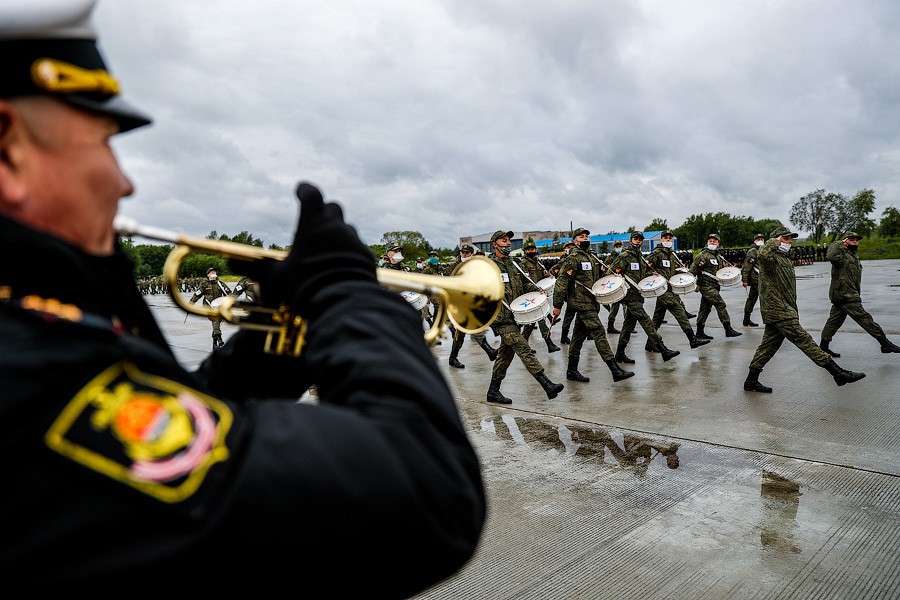 Коронавирусная репетиция: как пешие расчеты готовились к параду в Чкаловске