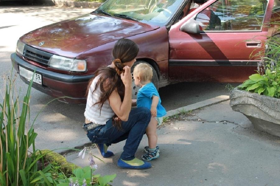 В Калининграде полицейские спасли годовалого ребёнка, оставленного на жаре в машине 