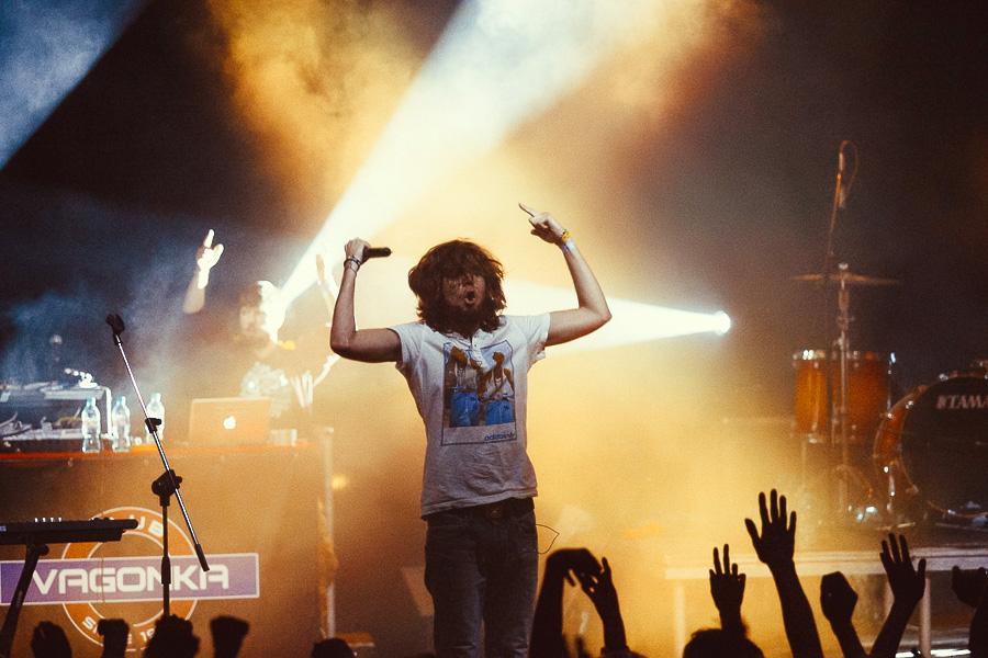 «Если бы я был Земфирой»: на «Вагонке» прошёл аншлаговый концерт Noize MC