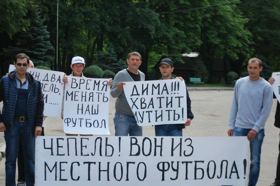 В Калининграде футбольная общественность требует отставки Дмитрия Чепеля