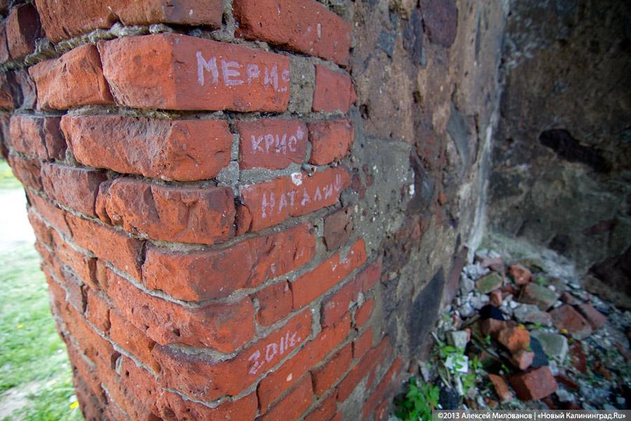 «Приезжайте позже»: территория переданной РПЦ кирхи в Романово превратилась в поселковую свалку