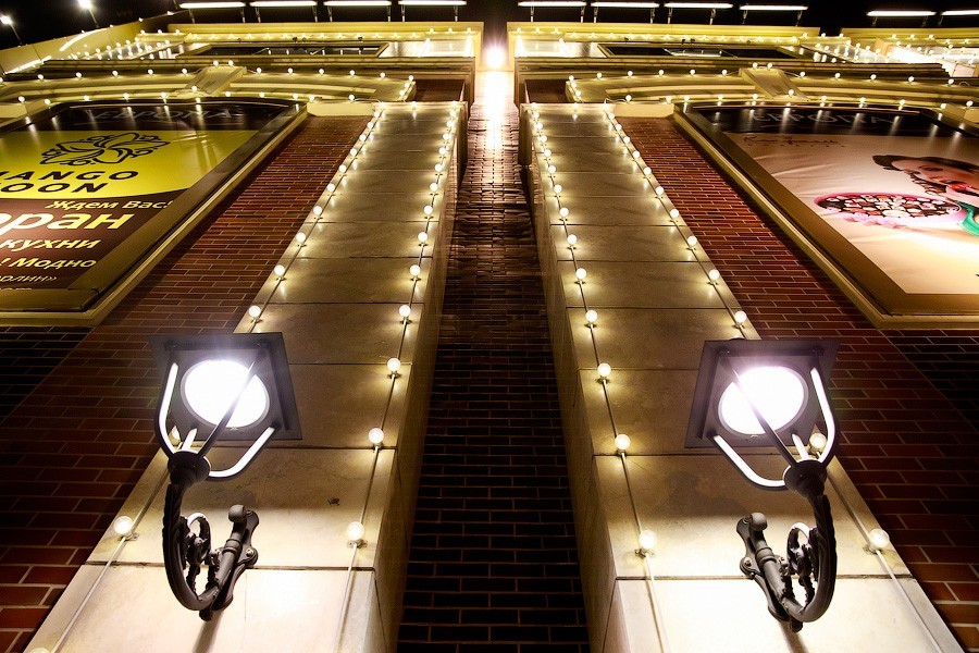 Алиханов снял с торговых центров ограничения по графику работы