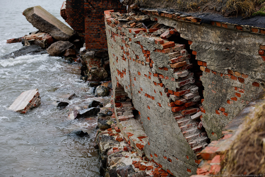 Тетраподы на куски: последствия шторма в Балтийске (фото)